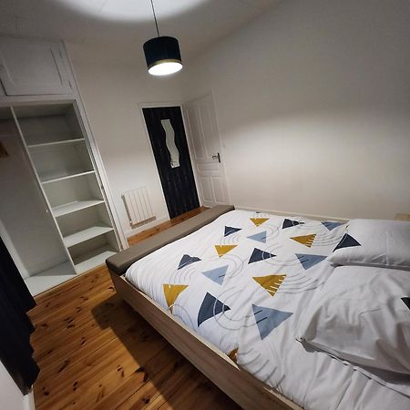 Chaleureux Appartement Refait A Neuf Vic sur Cere Bagian luar foto