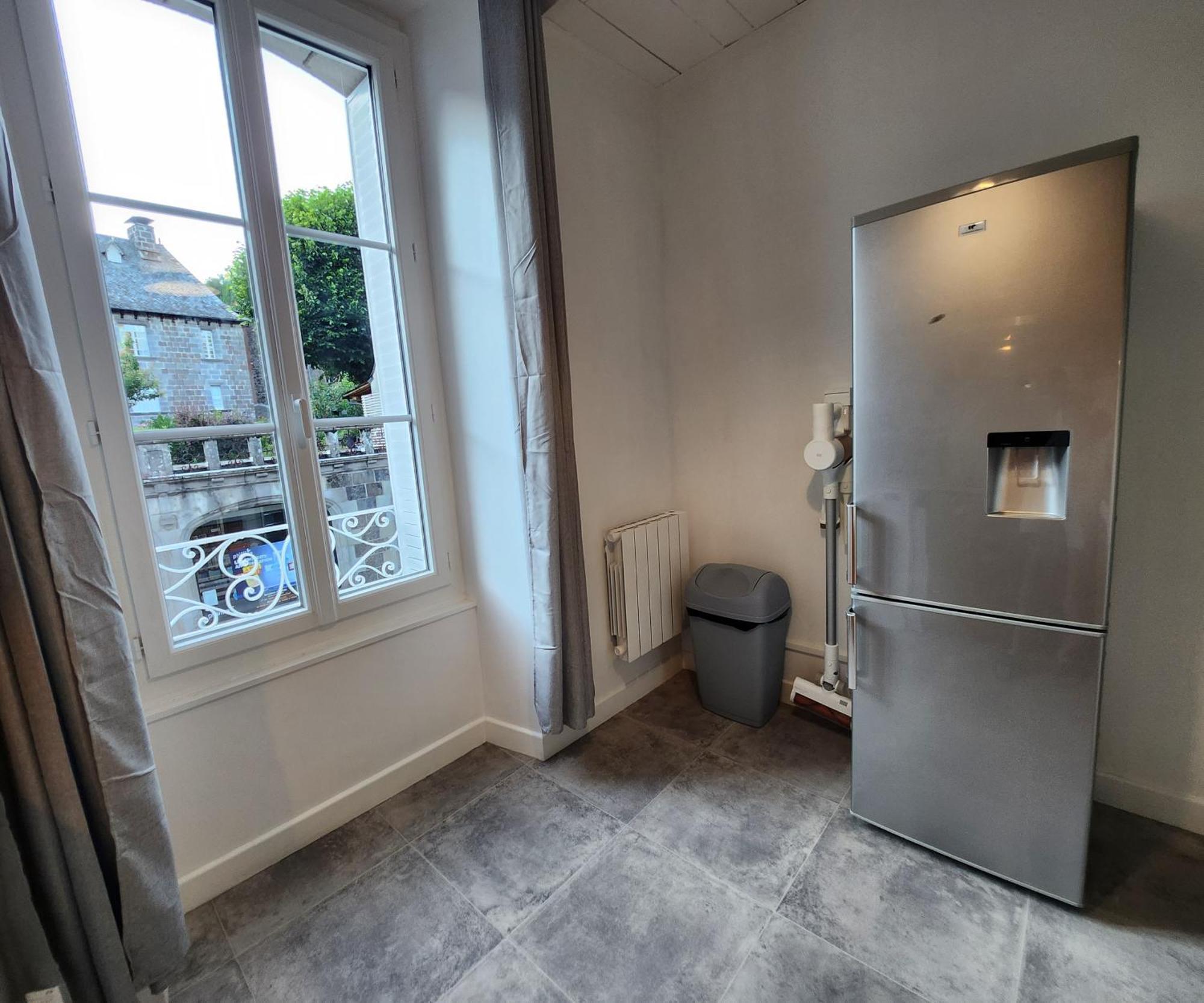Chaleureux Appartement Refait A Neuf Vic sur Cere Bagian luar foto