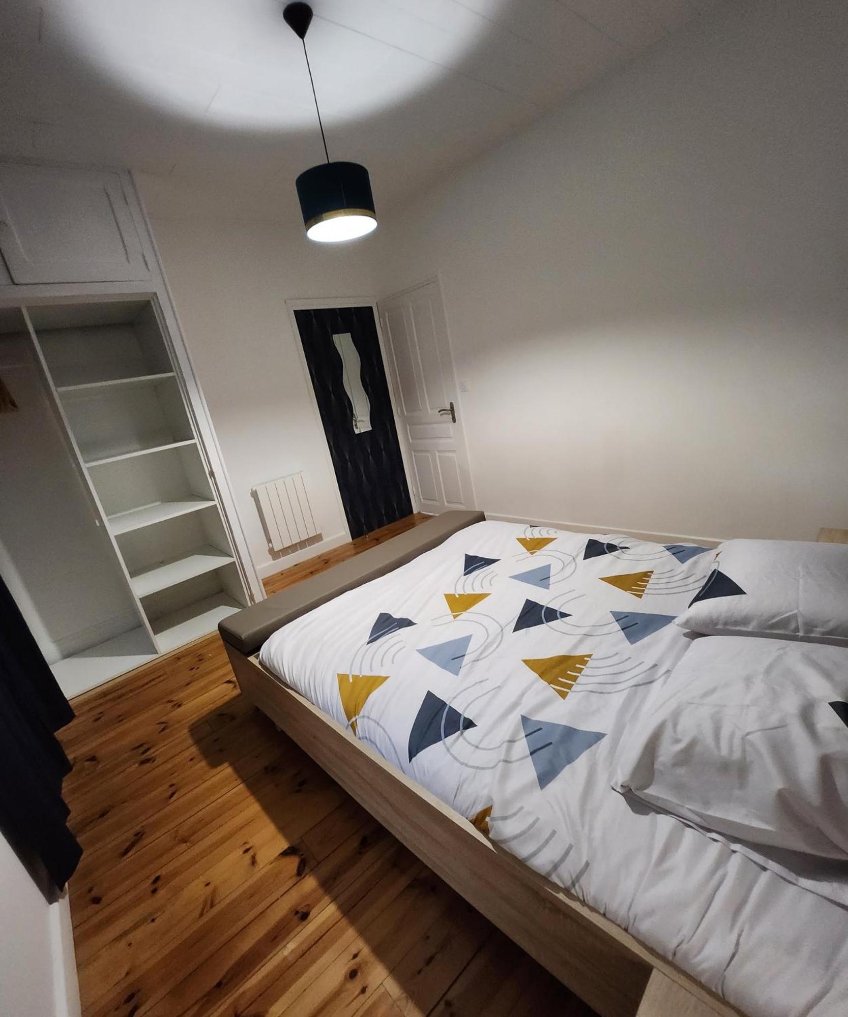 Chaleureux Appartement Refait A Neuf Vic sur Cere Bagian luar foto