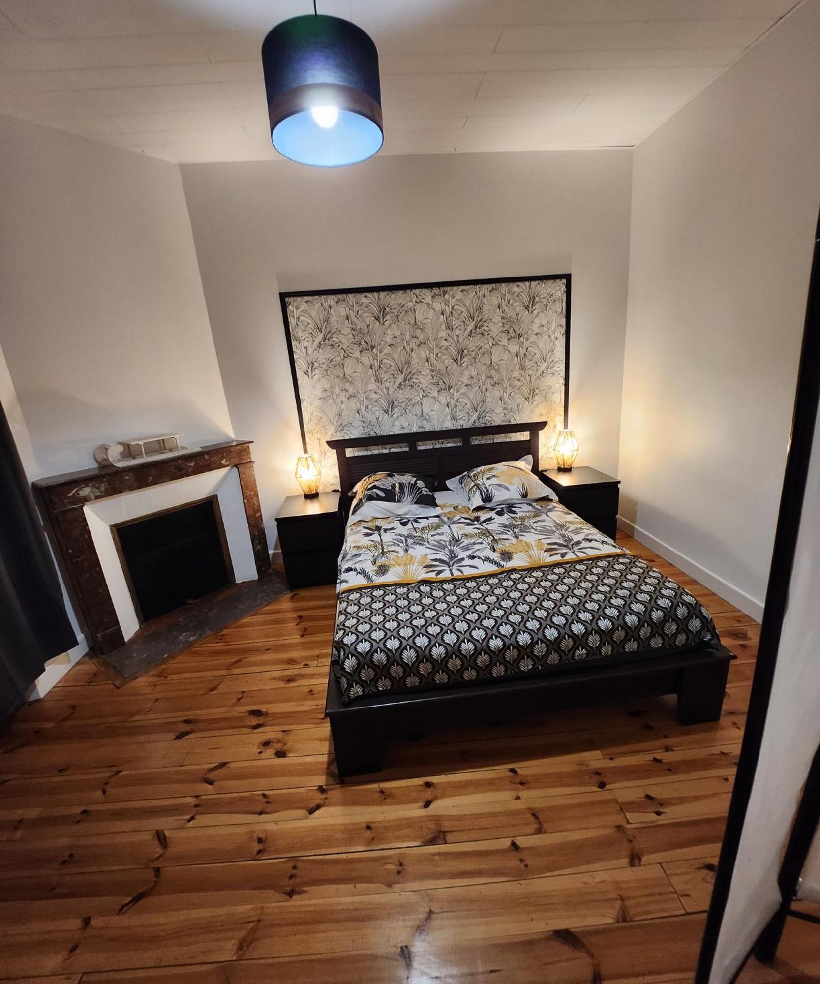 Chaleureux Appartement Refait A Neuf Vic sur Cere Bagian luar foto
